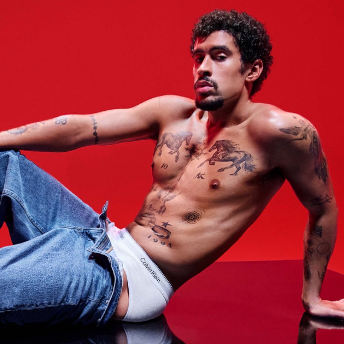 Bad Bunny disse em uma entrevista que é bobo reclamar da vida de cantor:

“Às vezes, é muita coisa, mas eu não sou médico nem estou derramando concreto às 5 da manhã. Meu trabalho é cantar. Parece bobo reclamar disso.”