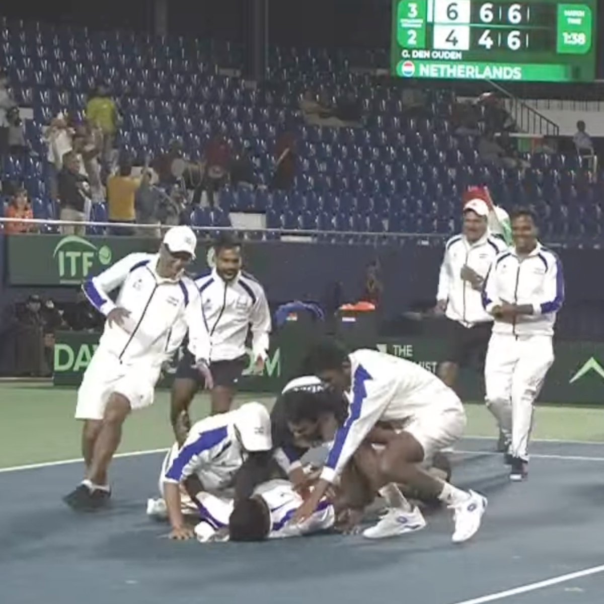 Dhakshineswar Suresh has done it🇮🇳💥

The man-in-form beats Guy Den Ouden to win the #DavisCup Qualifiers tie for India 3-2.
Match score: 6-4, 7-6

What a weekend for the 25-year-old!

#Tennis 🎾