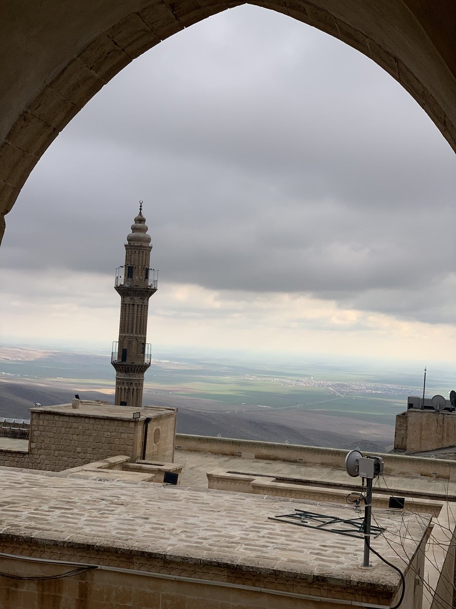 Îro #Mêrdîn birastî jî bi ewran û kevokan ra direqisî…
Minareyên Eyyûbî û Ertûqîyan…
2. Malek kevin û bi betonameyê hatiye sewixandin…
#mardin
#ماردين