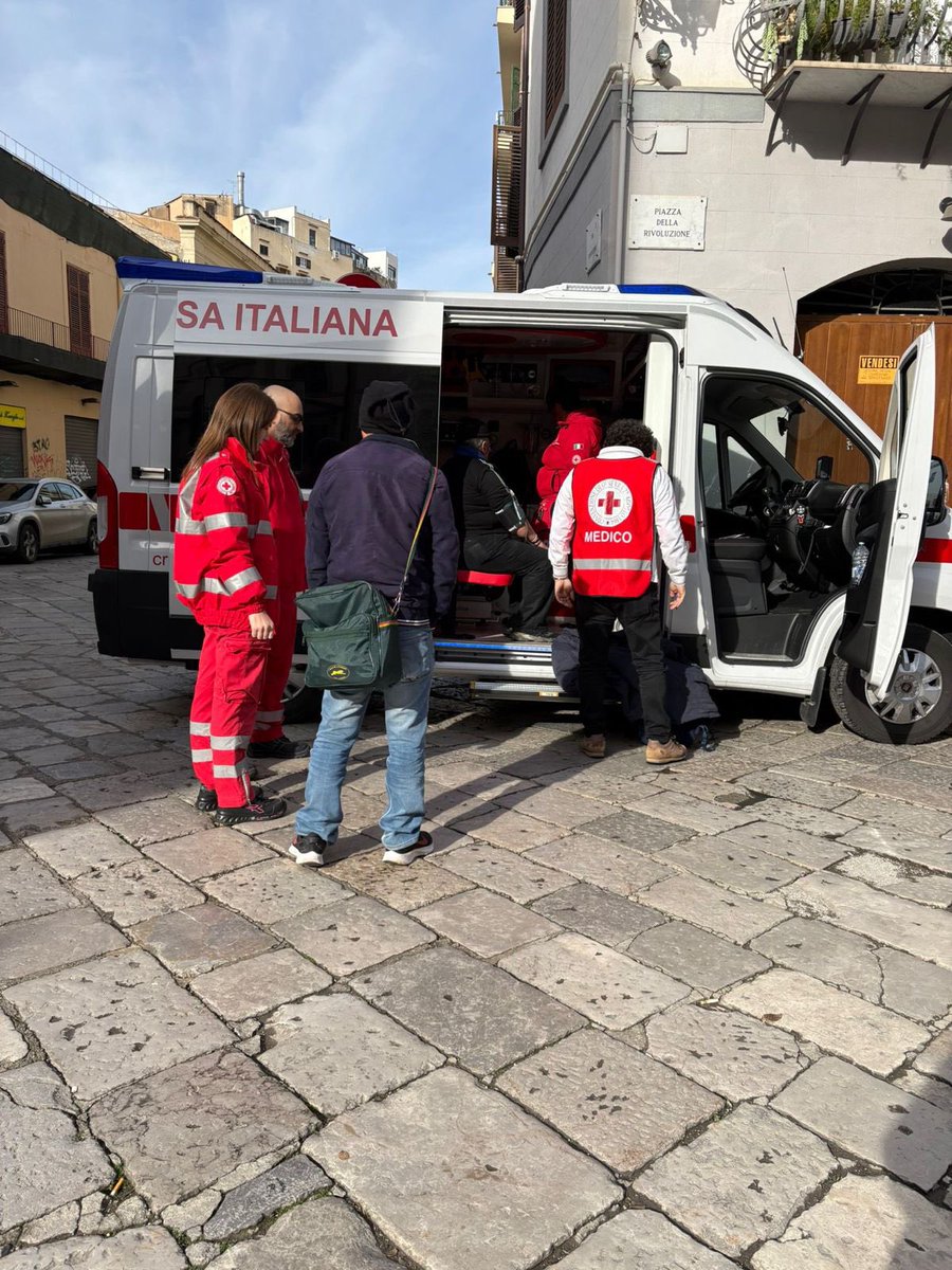 Le domeniche della CRI di Palermo non si fermano mai. ❤️
Grazie all'Unità di Strada, i volontari garantiscono assistenza medica e supporto a chi vive in estrema povertà.
Oggi, con la Presidente Giorgia Amato, abbiamo teso la mano a oltre 20 persone senza dimora.