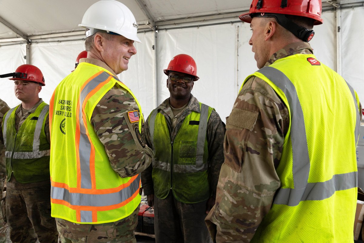 1stArmoredDiv's tweet photo. Readiness starts with maintenance. 🔧

Maintenance leaders from 1st Armored Brigade Combat Team, 1st Armored Division, engaged with LTG Chris Mohan, Commanding General of Army Materiel Command.

#IronSoldiers #MaintenanceMonday #ArmyMaterielCommand #USArmy https://t.co/E9N0cUPUbO