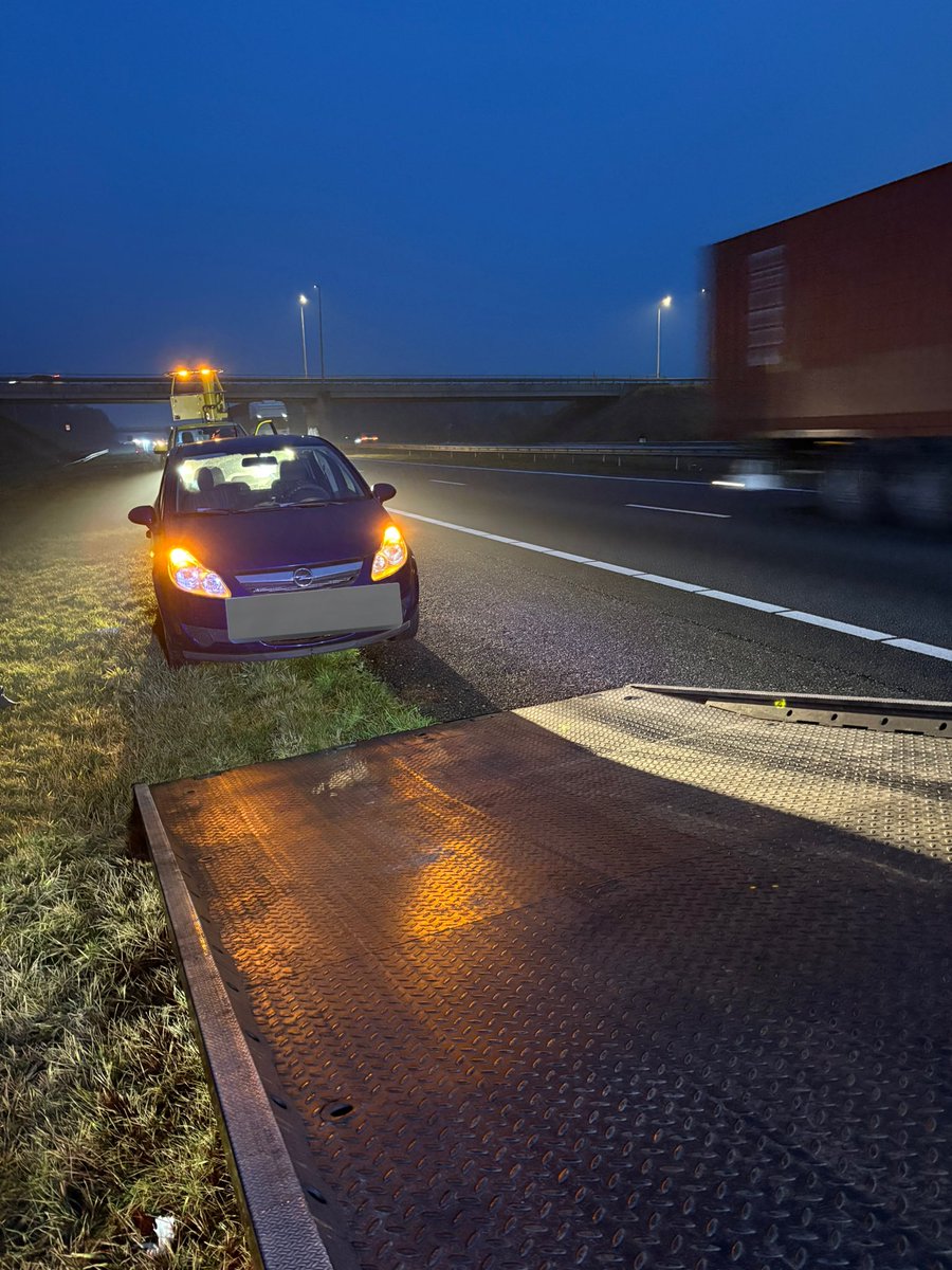 wis_robertvdA's tweet photo. A67 6,0 re #Hapert 🚗 met pech Berger opgestart @RWSverkeersinfo https://t.co/TJt7R2hXlg