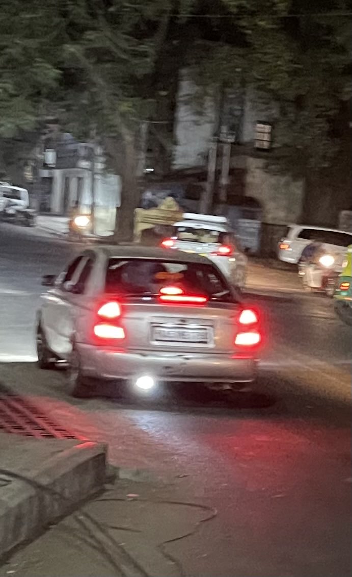 RCBengaluru's tweet image. ⚡️Bright flashing at rear of vehicle⚡️

📍Dhobhi Ghat Y junction 

🗓️08.02.26

⏱️10:25 PM

👉 Group of young boys in car with tint

@rajajinagartrps sir, 

please take action on this lighting menace

#ledlight #highintensitylight 

@blrcitytraffic @AcptrnorthBTP @DCPTrNorthBCP