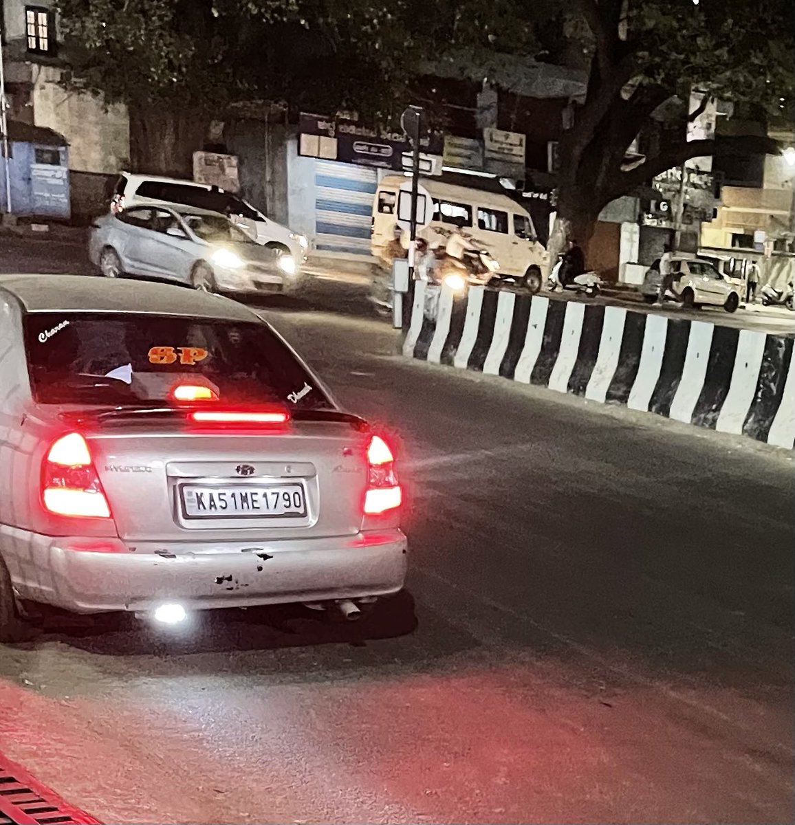 RCBengaluru's tweet image. ⚡️Bright flashing at rear of vehicle⚡️

📍Dhobhi Ghat Y junction 

🗓️08.02.26

⏱️10:25 PM

👉 Group of young boys in car with tint

@rajajinagartrps sir, 

please take action on this lighting menace

#ledlight #highintensitylight 

@blrcitytraffic @AcptrnorthBTP @DCPTrNorthBCP
