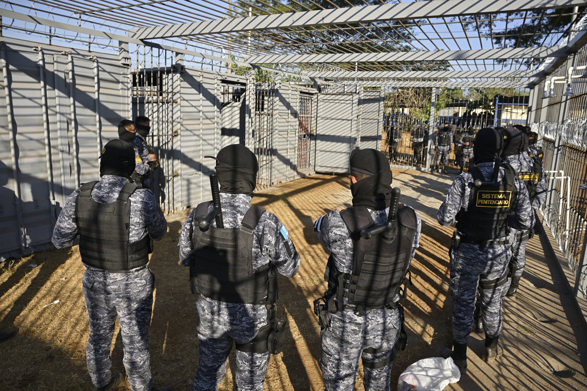 BArevalodeLeon's tweet image. Querían cama king size, aire acondicionado, comida de restaurante e internet. Pero se toparon con un gobierno que no cede. 
Bienvenidos a sus nuevas celdas. Se acabaron los privilegios.