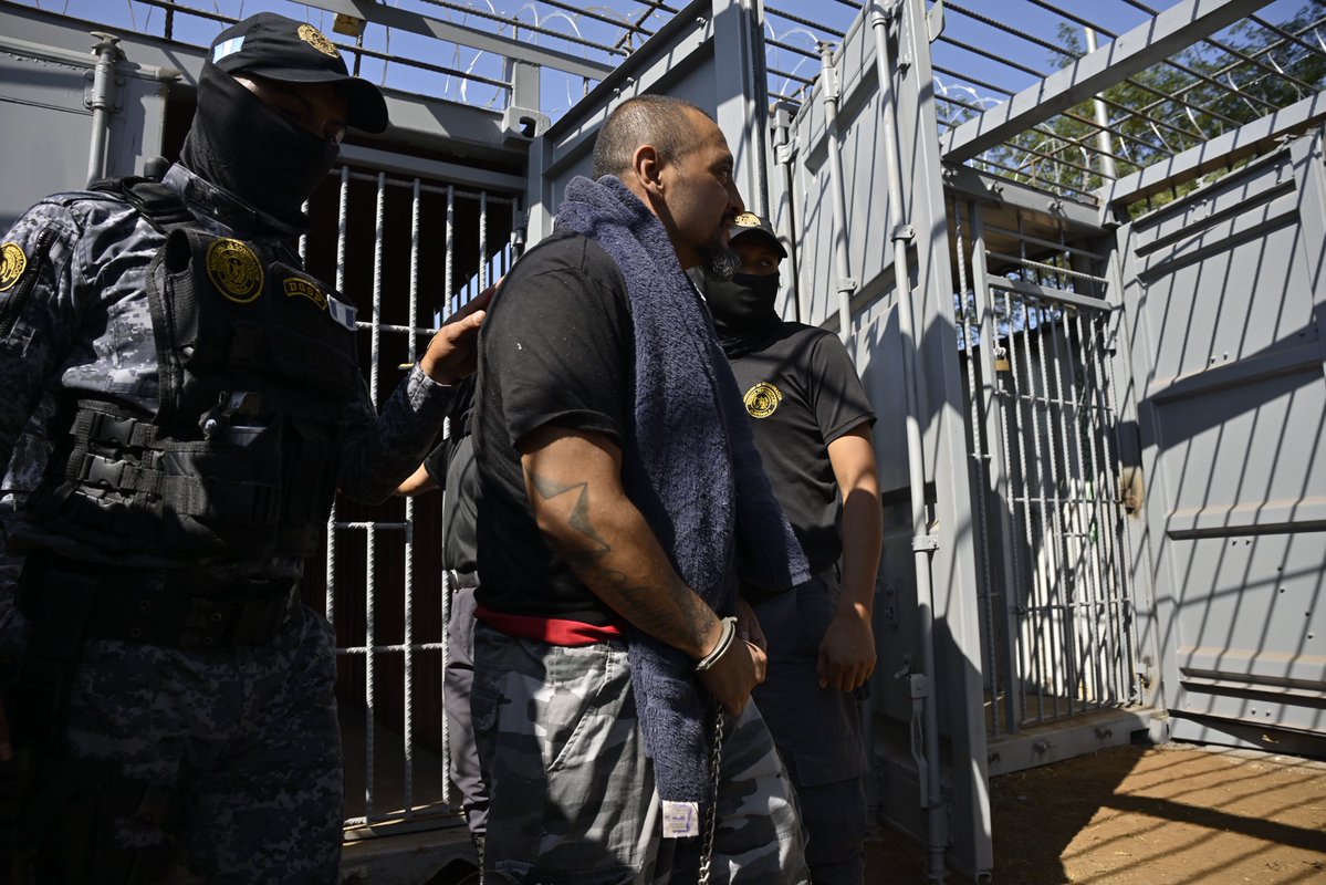 BArevalodeLeon's tweet image. Querían cama king size, aire acondicionado, comida de restaurante e internet. Pero se toparon con un gobierno que no cede. 
Bienvenidos a sus nuevas celdas. Se acabaron los privilegios.