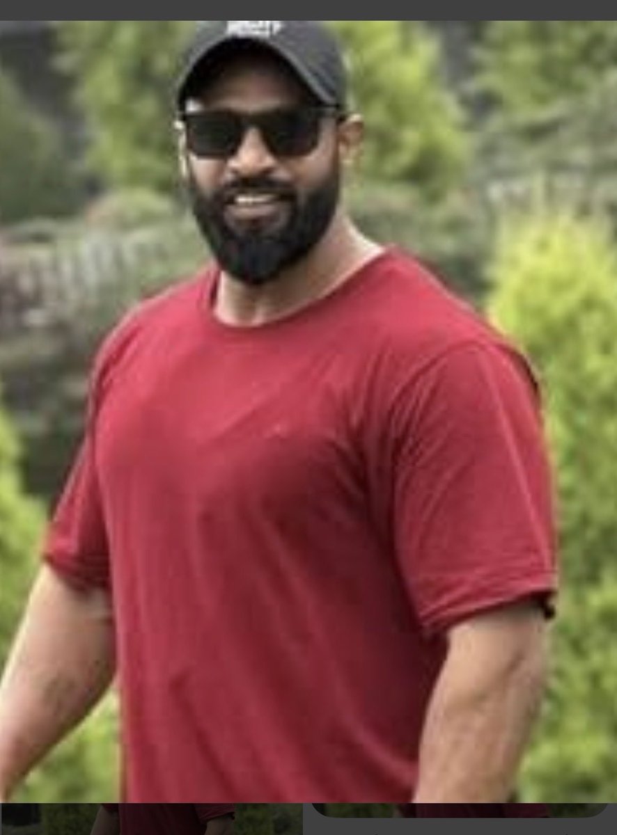 یہ نوجوان کوئی ایکشن فلم کا ہیرو نہیں بلکہ بھارتی ریاست اتراکھنڈ کا ایک بہادر ہندو ہے۔ اس کا نام دیپک کمار ہے۔ بھارتی یوم جمہوریہ کے موقع پر بجرنگ دل کے غنڈے بازار میں ایک مسلمان بزرگ وکیل احمد کی دکان میں گھس گئے اور بزرگ سے کہا کہ اپنی دکان کا نام 'بابا سکول ڈریس اینڈ کلاتھنگ'