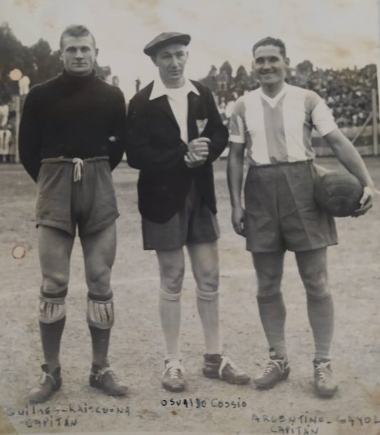 PCioccale's tweet photo. Hermosa foto en el #Clásico #Quilmeño que refleja toda una época @ArgdeQuilmesOf vs @qacoficial allá por 1947.
Kriscuona del #Cervecero , Cossio el juez y Gayol de #ElMate
@ElAreA77 @FutbolRetroARG @ArchivoFutbolAR @ViejosEstadios @CBottaso . https://t.co/WETGYaZ9PG