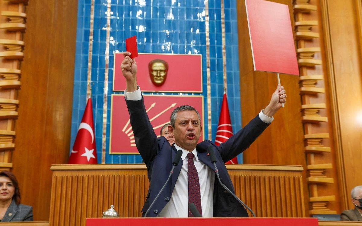 Mesut Özarslan:
“Soruyorum; Bir genel başkan, belediye başkanına küfür eder mi? Bir genel başkan, ailevi değerleri hedef alıp hakaret eder mi? Bir genel başkan, ağıza alınmayacak kelimelerle tehdit eder mi?”

Küfürbaz Özgür Özel neden sessiz?