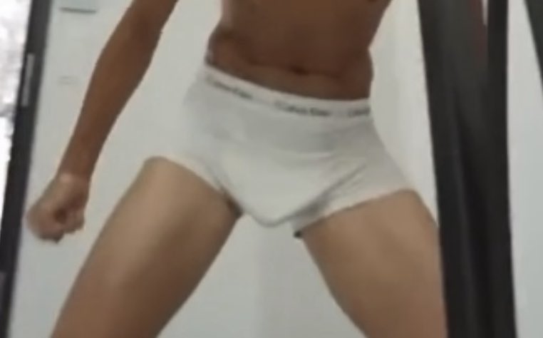 Mdrr c’est une dinguerie comment il a une grosse bite 💀🤣