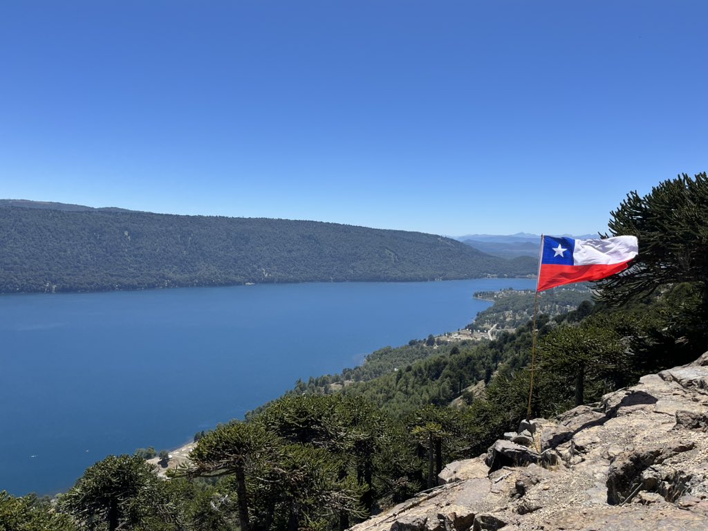 NachoOrtega's tweet photo. Hoy subimos al mirador la bandera de #Icalma. Mucha gente lo hace en 4x4. Si usted puede caminar, hágalo. Es pesado pero va dentro de bosques de hualles, araucarias y cipreses (mi árbol favorito en la vida). #Lonquimay #araucaniaandina https://t.co/e83vdUcbNR