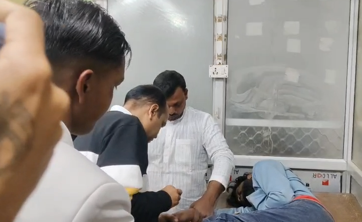 bstvlive's tweet photo. सुल्तानपुर : डीजे पर चढ़कर वीडियो बनाना युवक को पड़ा मंहगा
➡हाईटेंशन लाइन की चपेट में आने से युवक की मौत
➡शिवा को बचाने गया दूसरा युवक गंभीर घायल
➡घर से बारात निकलते समय हुआ हादसा
➡मोतिगरपुर थाना क्षेत्र के बड़ौनाडीह गांव की घटना
#SultanpurAccident #DJVideo @sultanpurpolice