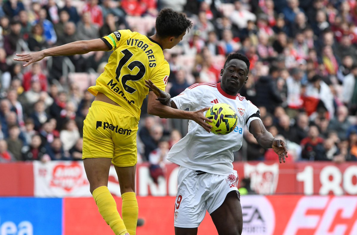 Erick18SFC's tweet photo. Uno al final no quiere dudar pero lo acaba haciendo, todas las jugadas grises y negras claras nunca caen del lado del Sevilla, sin embargo, todas las mismas jugadas en contra pitan penalti sin ningún tipo de ayuda del VAR, pero aquí nadie mueve un dedo para exigir igualdad https://t.co/HVuD8yhrBP