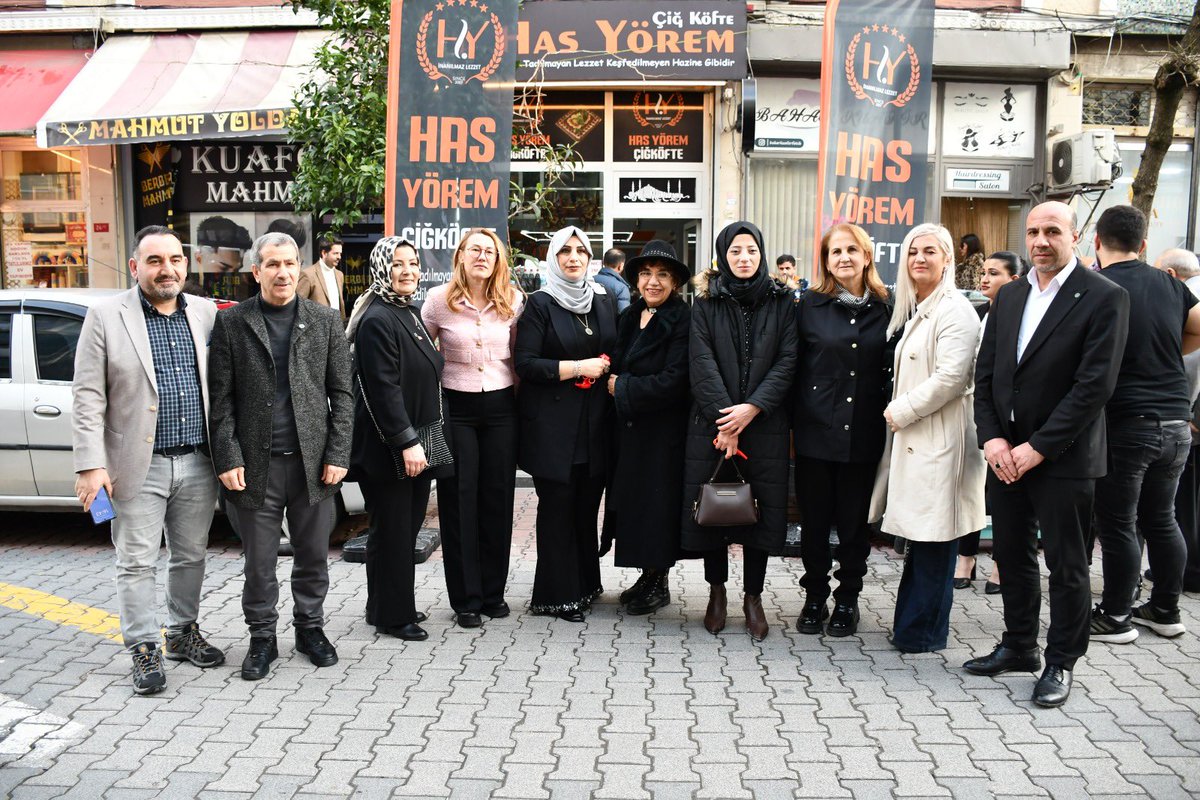 karadagyesim's tweet photo. Kadın emeğinin, cesaretinin ve üretim gücünün en güzel örneklerinden birine daha tanıklık ettik.

Kadın girişimci Sevda Çoban hanımefendinin @hasyoremCa Has Yörem Çiğ Köfte ailesine eklediği yeni halka olan Fatih şubesinin açılışını büyük bir gururla gerçekleştirdik. Genel başkanımız @Ahmet_Davutoglu nun selamlarını ilettik. İstanbul İl Kadın Kolları Başkanımız @Aynurtatlii ve kıymetli yönetimi de bu anlamlı günde bizlerle birlikteydi.

Kadınların ekonomide daha güçlü yer alması, sadece bireysel başarı değil; toplumsal kalkınmanın da anahtarıdır. Emekle büyüyen her kadın girişimi, başka kadınlara da ilham olur.

Yeni şubenin hayırlı olmasını diliyor, Sevda Hanım’a ve tüm ekibine bol bereketli, kazançlı ve sürdürülebilir başarılar temenni ediyorum. 
@GelecekPartiTR @gelecekkadinplk @Aynurtatlii