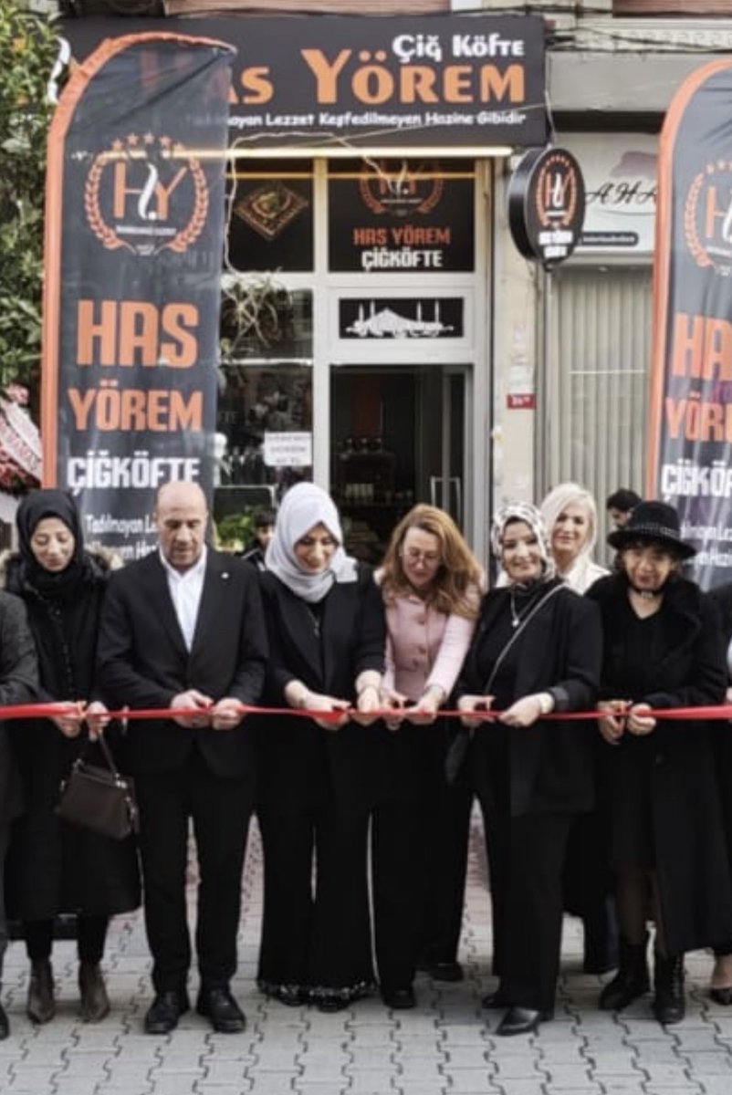karadagyesim's tweet photo. Kadın emeğinin, cesaretinin ve üretim gücünün en güzel örneklerinden birine daha tanıklık ettik.

Kadın girişimci Sevda Çoban hanımefendinin @hasyoremCa Has Yörem Çiğ Köfte ailesine eklediği yeni halka olan Fatih şubesinin açılışını büyük bir gururla gerçekleştirdik. Genel başkanımız @Ahmet_Davutoglu nun selamlarını ilettik. İstanbul İl Kadın Kolları Başkanımız @Aynurtatlii ve kıymetli yönetimi de bu anlamlı günde bizlerle birlikteydi.

Kadınların ekonomide daha güçlü yer alması, sadece bireysel başarı değil; toplumsal kalkınmanın da anahtarıdır. Emekle büyüyen her kadın girişimi, başka kadınlara da ilham olur.

Yeni şubenin hayırlı olmasını diliyor, Sevda Hanım’a ve tüm ekibine bol bereketli, kazançlı ve sürdürülebilir başarılar temenni ediyorum. 
@GelecekPartiTR @gelecekkadinplk @Aynurtatlii