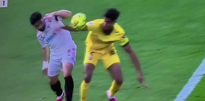 El Sevilla es muy malo, pero que no te piten dos penaltis clarísimos también cuenta: