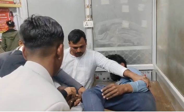 bstvlive's tweet photo. सुल्तानपुर : डीजे पर चढ़कर वीडियो बनाना युवक को पड़ा मंहगा
➡हाईटेंशन लाइन की चपेट में आने से युवक की मौत
➡शिवा को बचाने गया दूसरा युवक गंभीर घायल
➡घर से बारात निकलते समय हुआ हादसा
➡मोतिगरपुर थाना क्षेत्र के बड़ौनाडीह गांव की घटना
#SultanpurAccident #DJVideo @sultanpurpolice