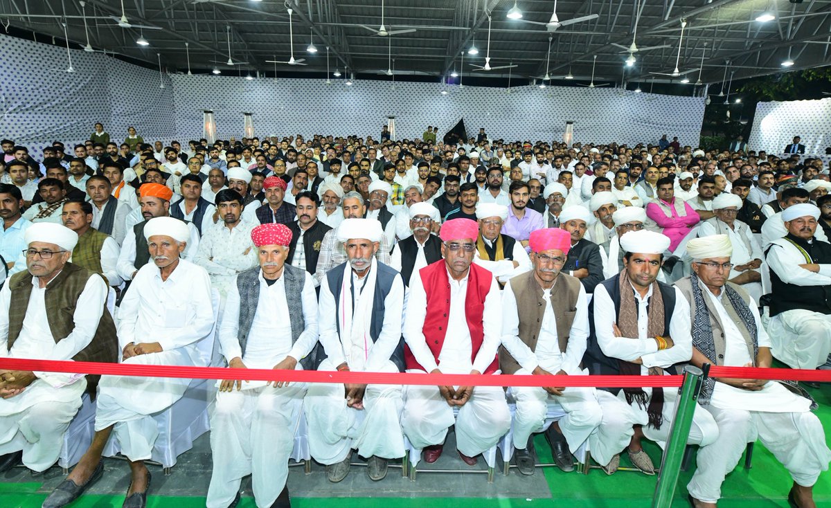 आज मुख्यमंत्री निवास पर बिश्नोई समाज के पूज्य साधु-संतों एवं प्रबुद्धजनों से भेंट कर मन अत्यंत अभिभूत है।

विधानसभा में 'खेजड़ी संरक्षण' हेतु हमारी सरकार के संकल्प पर आप सभी द्वारा मिला यह स्नेह और आशीर्वाद मुझे प्रदेश की सेवा के लिए नई ऊर्जा प्रदान करता है। 

प्रकृति और पर्यावरण