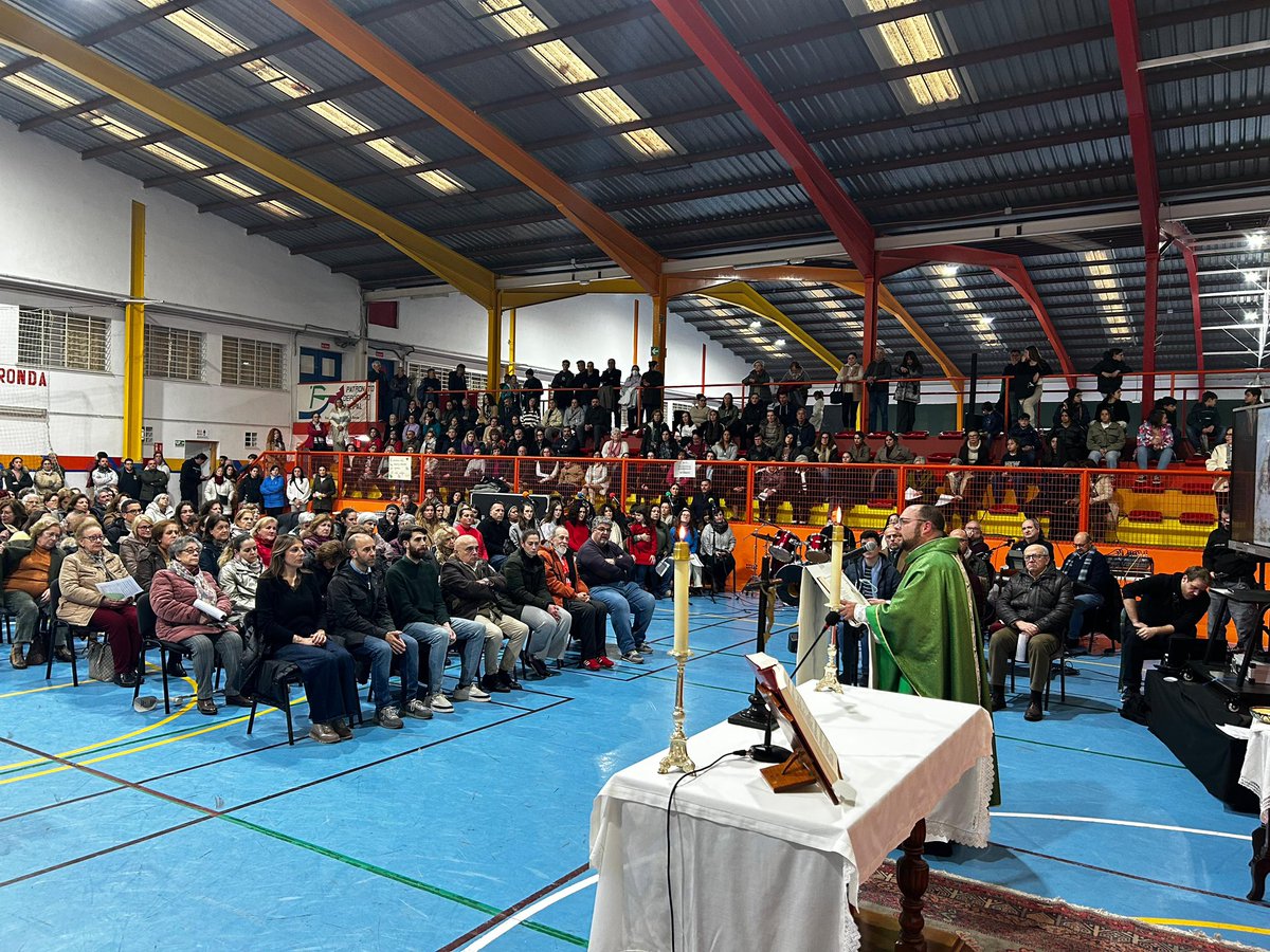 charrytv's tweet image. Vecinos de Grazalema pidieron la celebración de una eucaristía hoy en el polideportivo El Fuerte. Se está oficiando en estos momentos con párrocos de este municipio y de Ronda.