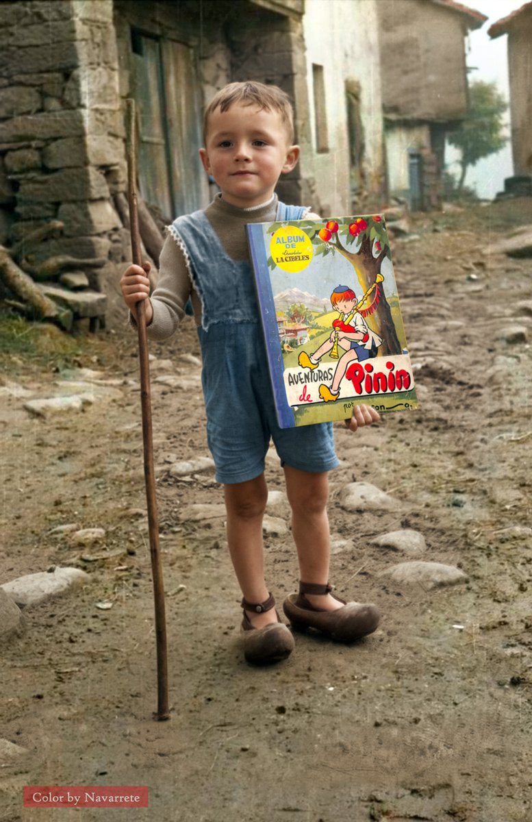 Mostrando con orgullo el álbum de cromos de Pinin. La foto se tomó en torno a 1960-62, en L'Agüeria de San Xuan, Mieres (Asturias). El niño se llamaba y se llama Javier. Sigue viviendo en la casa de sus padres.