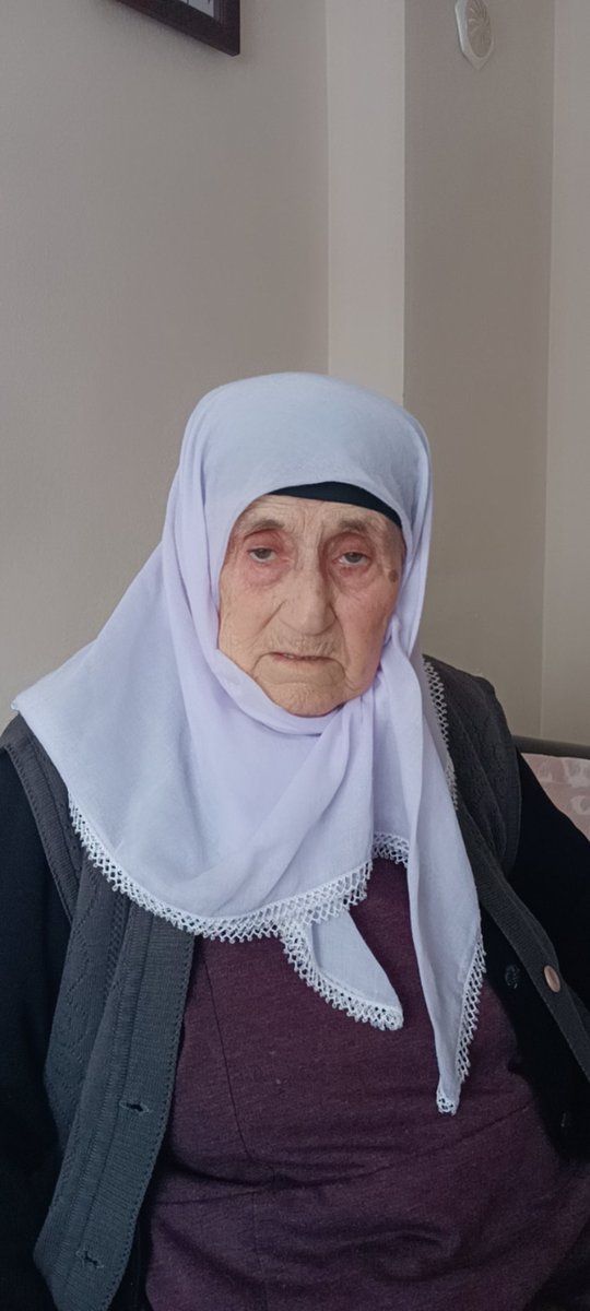 Anneciğim çok hasta.Allahtan şifalar diliyorum.