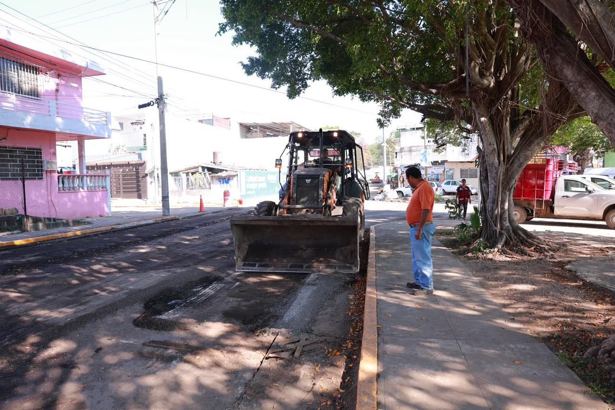 Este domingo se realizan trabajos de pavimentación en la calle Marcelino García Barragán, en Tamulté. El programa especial de rehabilitación de vialidades e infraestructura hidráulica, puesto en marcha semanas atrás, convierte los compromisos en resultados: calles en mejores