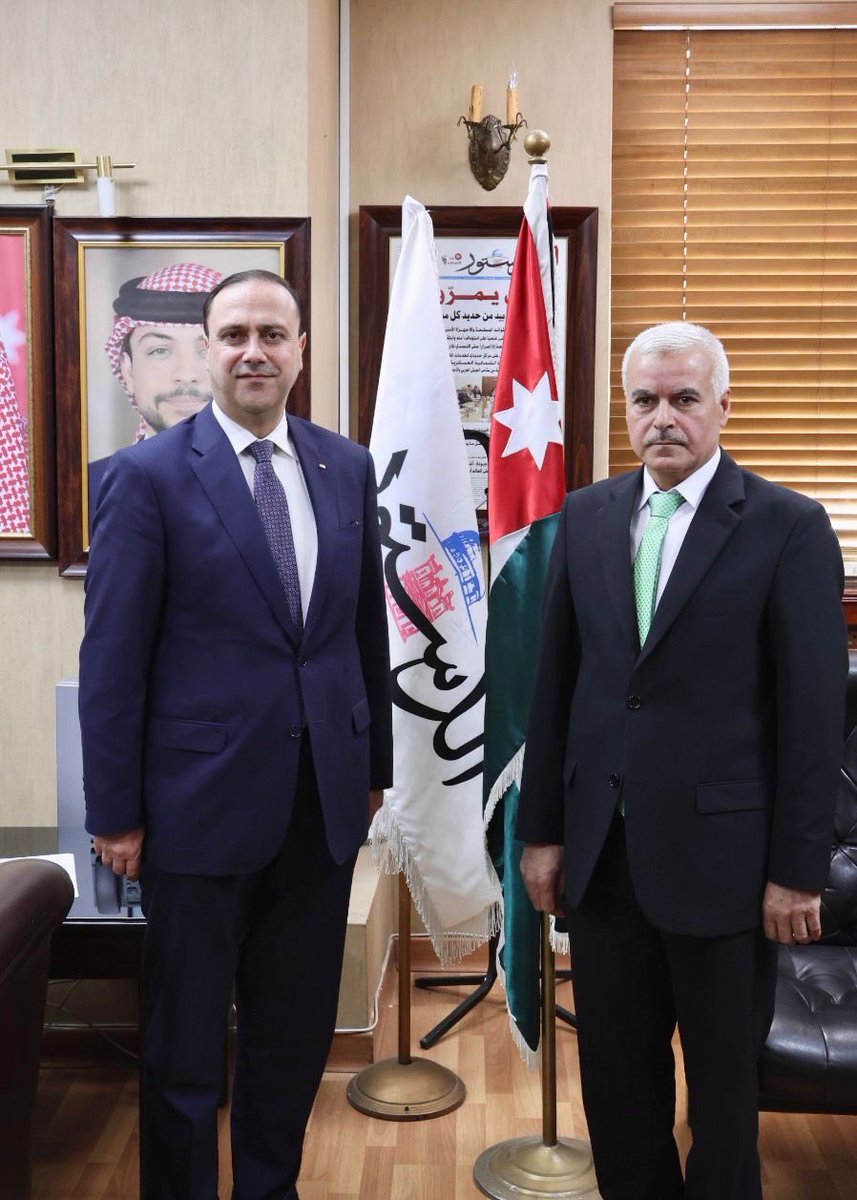 DrMohAlmomani's tweet photo. في الدستور @AddustourNews، أقدم صحفنا اليومية الأردنية، هنأت الأخ الأستاذ ينال البرماوي الذي تولى مقعد رئاسة تحريرها، خلفا للأخ الأستاذ مصطفى الريالات. 

رحلة الدستور، طوال قرابة العقود الستة الماضية من عمرها، كانت مثالا للصحافة الوطنية المهنية والمتزنة، وكانت الدستور دوما صوتا للوطن وأبنائه؛ والحفاظ على هذا الإرث هو تحدّ الأستاذ ينال البرماوي أهل له، ونرجو أن يؤديه بنفس الاقتدار الذي أظهره سلفه الأستاذ مصطفى الريالات، الذي يُشكر على سنوات جهده وتعبه. لتبقى الدستور مدرسة في الصحافة الوطنية المسؤولة، ومؤسسة رائدة في قطاع الإعلام الأردني والعربي.