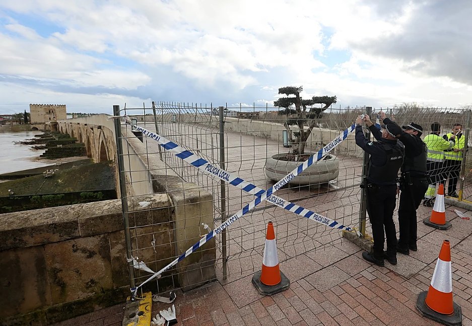 El puente romano de Córdoba -icono de Andalucía y de España- se ha cerrado por 1ª vez por la crecida del río Guadalquivir. Nunca antes había pasado.

No hay "clima de siempre". Hay un nuevo clima -extremo- que no para de darnos avisos.