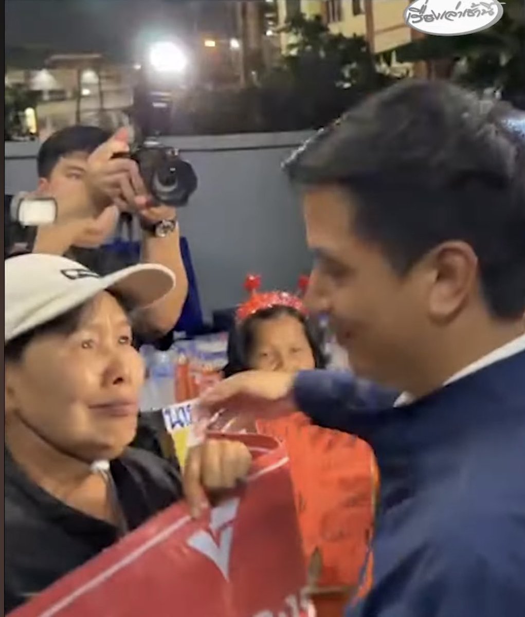 kanyanhe's tweet image. ไอติมลูก 😭😭 กอดนะ #ไอติมพริษฐ์  #พริษฐ์วัชรสินธุ #พรรคประชาชน #เลือกตั้ง69