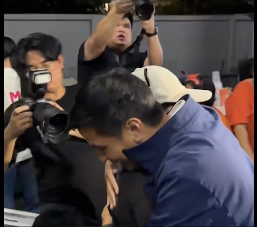 kanyanhe's tweet image. ไอติมลูก 😭😭 กอดนะ #ไอติมพริษฐ์  #พริษฐ์วัชรสินธุ #พรรคประชาชน #เลือกตั้ง69