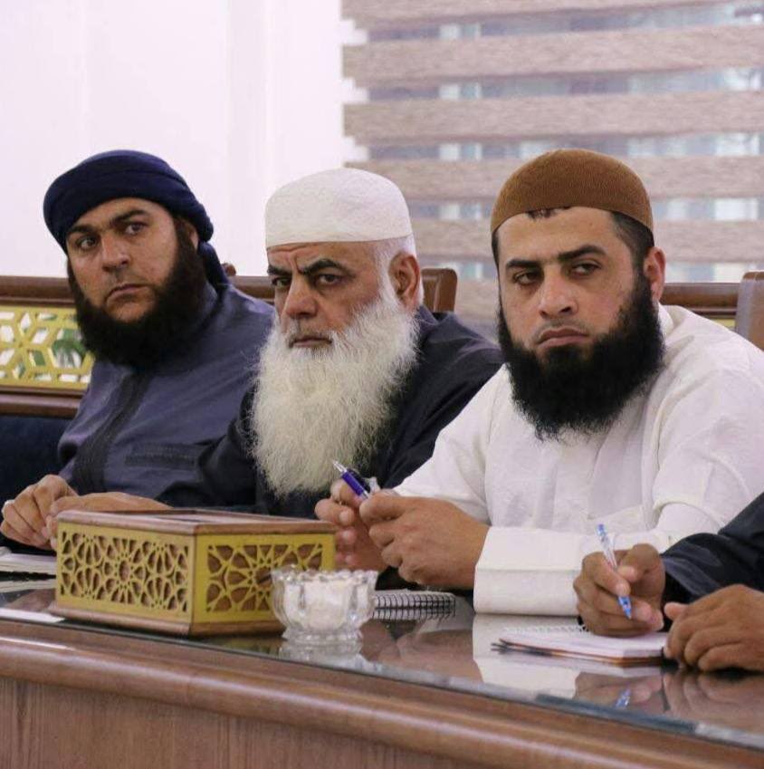 Aquests són els nous jutges de la Xaria a Síria. Gairebé semblen germans de Marchena al Tribunal Suprem d'Espanya. "Con sumo gusto".