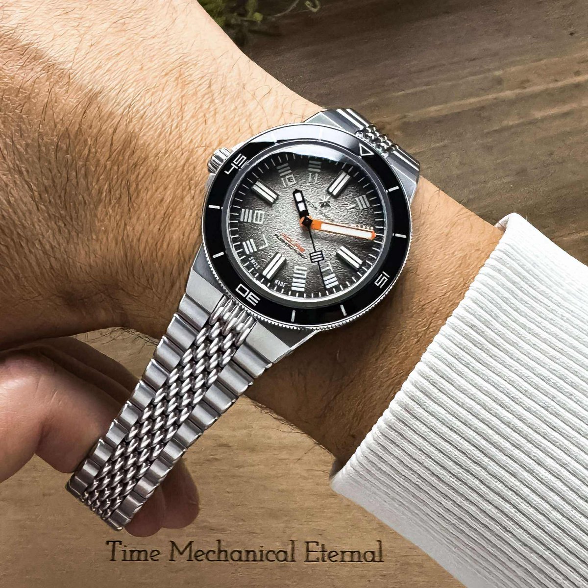 AEONwatchcorner's tweet photo. Zegarek na prawej ręce + koronka na 9.
Dla jednych czysta ergonomia, dla innych czysta estetyka.
Fajnie, gdy projekt daje wybór.
Nosicie zegarek na dominującej czy niedominującej ręce?

#zegarki #zegarmistrzostwo #AeonKącikZegarkowy https://t.co/WgtsGoNGTn
