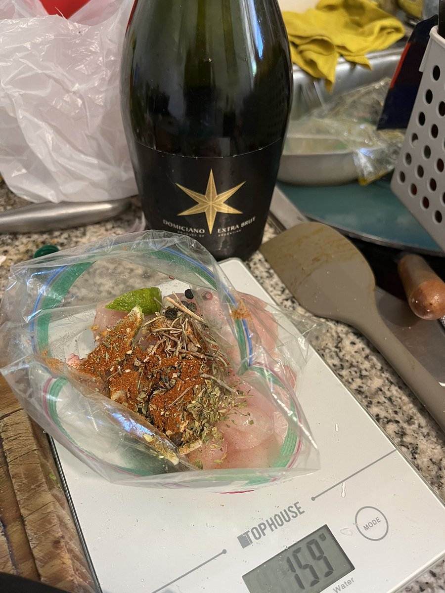 Marinando el pollo de la semana con un espumante olvidado. Borracha fit.