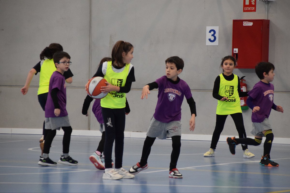 🏀 Hoy también han debutado nuestros peques de baloncesto con su primera jornada del torneo de baloncesto prebenjamín organizado por la @deporteescolarfmd 🙌😍

#clubdeportivoculturaljesuitinas #darlotodo #jesuitinasvalladolid