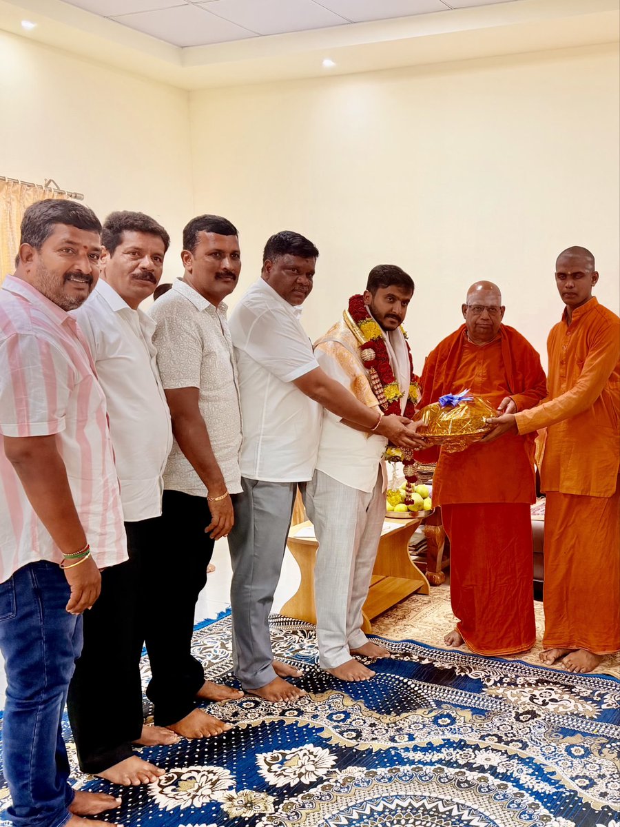 gdharishgowda's tweet photo. ಬರಡನಪುರದ ಶ್ರೀ ಮಹಾಂತೇಶ್ವರ ಮಠದ ಪರಮಪೂಜ್ಯ ಲಿಂಗೈಕ್ಯ ಶ್ರೀ ಶ್ರೀ ಮಹಾಂತ ಸ್ವಾಮಿಗಳವರ 37ನೆಯ ಪುಣ್ಯರಾಧನೆಯಲ್ಲಿ ನನ್ನ ಧರ್ಮಪತ್ನಿ ಶ್ರೀಮತಿ ವರ್ಷ ಹರೀಶ್ ಗೌಡರೊಡನೆ ಭಾಗವಹಿಸಿ ಶ್ರೀ ಪರಶಿವಮೂರ್ತಿಸ್ವಾಮಿಗಳ ಆಶೀರ್ವಾದ ಪಡೆದೆವು
#VarshaHarishgowda #gdharishgowda #hunsur #GDHarishgowdaforhunsur #hunsurdevelopment https://t.co/GDhUVXIHyV