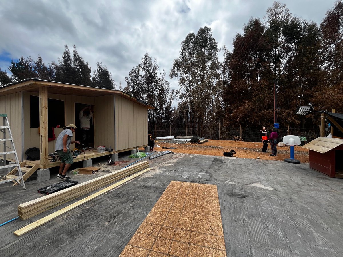 senapredbiobio's tweet photo. 🔴Ahora: Equipo de #SENAPREDBiobío acompaña a propietarios de terrenos en proceso de instalación de viviendas de emergencia en Sector Los Maquis, comuna de Concepción. https://t.co/O62fFmSdfS