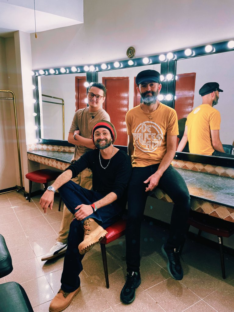 debrucesami tweet media