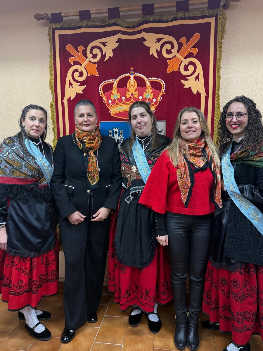 ⛪️ Celebración de Santa Águeda en Humanes.

👥️ La diputada regional, Itziar Asenjo, y los diputados provinciales, Elena Sebastián y Mane Corral, han compartido este sábado con los vecinos de Humanes este día festivo.

#SantaÁgueda #tradiciones #Humanes #Guadalajara