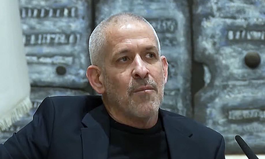 jdhalevi's tweet image. שעה ורבע לפני תחילת מתקפת השבעה באוקטובר – רונן בר: "איסוף [מודיעין] בשבת הוא חריג, יש להקפיד שלא לייצר מיס-קלקולציה במהלכים לא זהירים". שעה קודם לכן, הנחה הרמטכ"ל "לשפר את יכולות האיסוף" בגזרת רצועת עזה. בחמש בבוקר מפעיל כטב"מ דיווח לשב"כ ולרמה ממונה על פעילות חריגה של חמאס

ב-5…