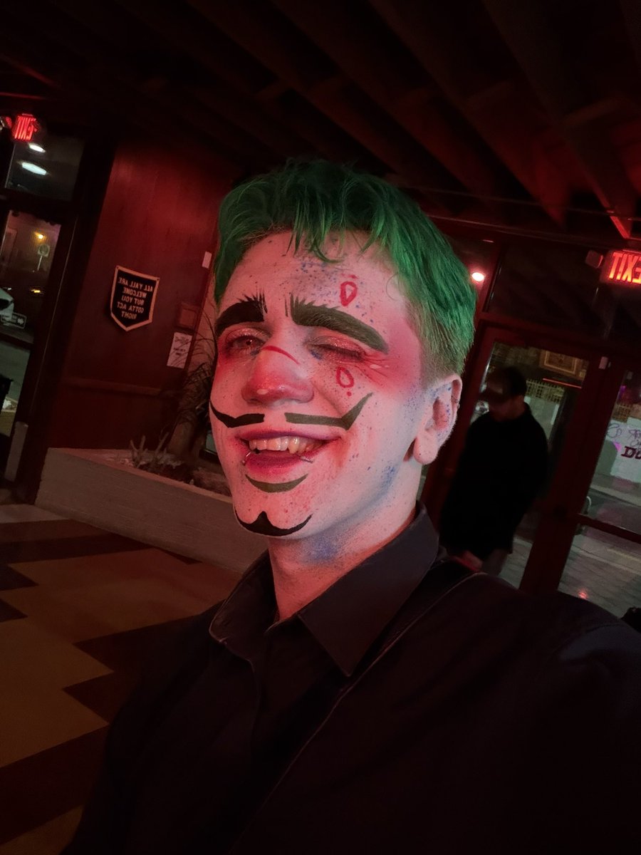lowkeydisturbed's tweet photo. Clowning around downtown with the boys https://t.co/e6IfAyvtQA