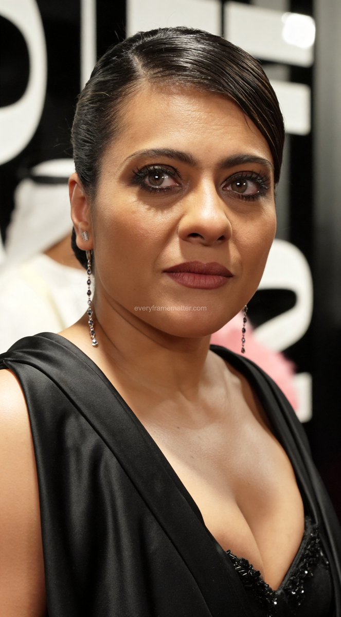everyframer's tweet image. Kajol is absolutely 🔥🔥 slaying in that black look, 4K UHD perfection, queen energy 👑✨💅 #Kajol #Bollywood #SlayageOnAnotherLevel 😍🖤🚀