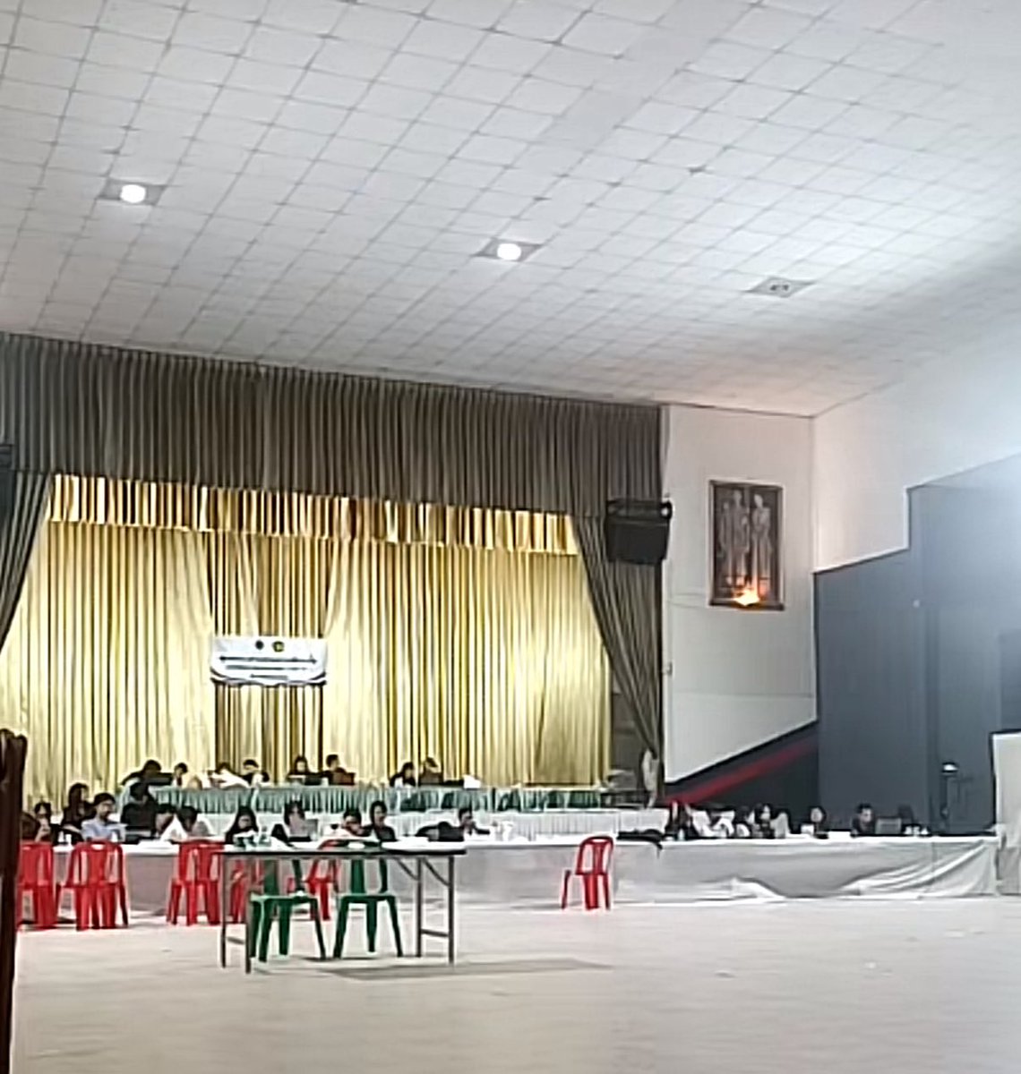 นั่งเฉยๆจริงๆนะมึง ไม่นับต่อ ไม่เคาะคะแนน ไม่เขียนคะแนน ไม่รู้ว่าเสร็จหรือยังไม่เสร็จ นั่งแช่จนถึง 00:32 น. แล้ว พี่รออะไรกันเอ่ยยยยยยไปดูใกล้ๆก็ไม่ได้ด้วยนะ ฮาาาา

#เลือกตั้ง69