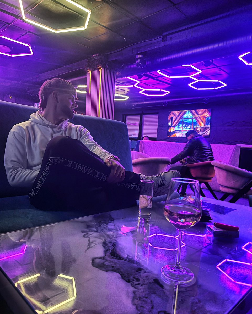 Brexit08175625's tweet photo. Là où le son, la lumière et le moment se rejoignent. 
Luxembourg vibes 🤍🇱🇺🖤 https://t.co/ixwtd3sULH