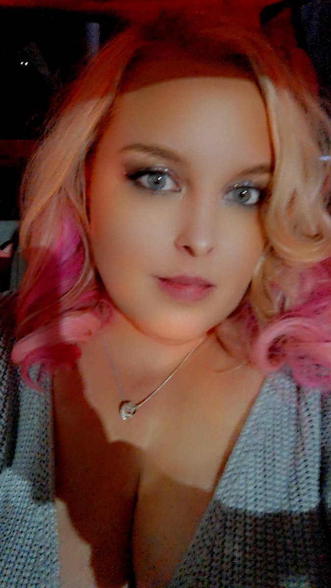 I don’t chase attention. I attract it. ✨💖