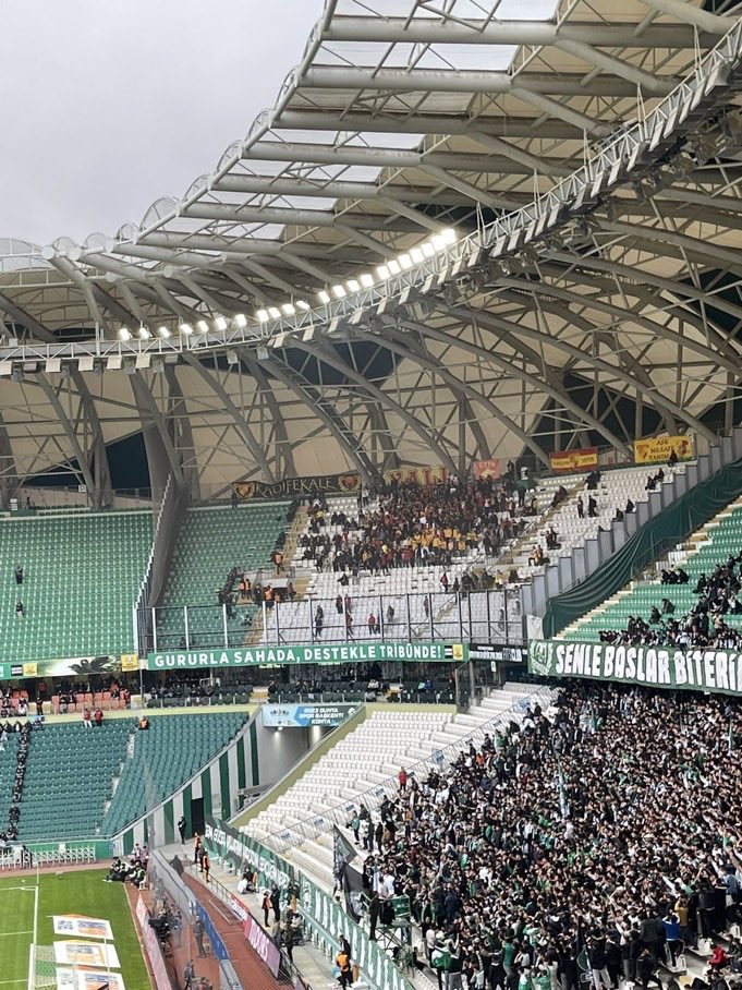ibrahimm_krt's tweet photo. Objektif yorumum göztepe gördüğüm en kötü deplasman tribünü sayı olarak demiyorum performans olarak geçen senede bu senede gelip sadece izliyorlar bu sene kemik kitlenin cezalı olmasına bağlıyorum ama her geldiklerinde böyleler https://t.co/Hvugv1tLZY