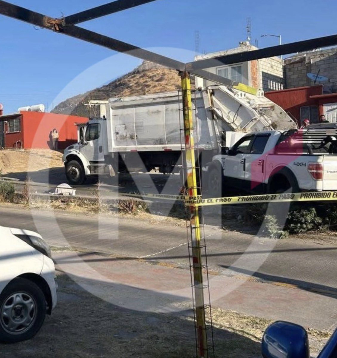 carlosmartinh's tweet photo. 🚨🚙 Una mujer que sacaba la basura y un trabajador del servicio de limpia murieron al ser atropellados por una camioneta que terminó chocó contra el camión recolector de basura, en el fraccionamiento Casas GEO de Atlixco. https://t.co/n7km3SLpUH