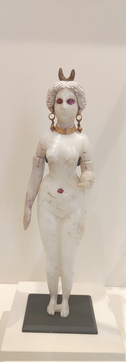 Coup d’œil sur un chef-d’œuvre invisible 👀 !

Aujourd’hui, nous parlerons d’une extraordinaire statuette de femme debout aux bras articulés ✨.

Quelle est donc sa particularité ? Qu’est-ce qui fait sa célébrité, alors que personne ne s’arrête pour l’admirer ? 🤔🤠

1/7