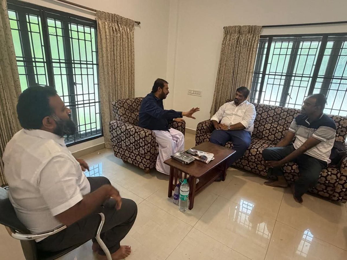 மனிதநேய ஜனநாயக கட்சி தலைவர் மதிப்பிற்குரிய தமிமுன் அன்சாரி அவர்களை மரியாதை நிமித்தமாக திருநெல்வேலி சுற்றுலா மாளிகையில் சந்தித்தோம். 

சிறுபான்மையினர் நலன் குறித்து ஆழ்ந்த உரையாடல்கள் நிகழ்ந்தன. இந்தியா என்னும் சித்தாந்தத்தை காக்க அனைத்து ஜனநாயக சக்திகளும் ஒன்று சேர வேண்டிய காலம்