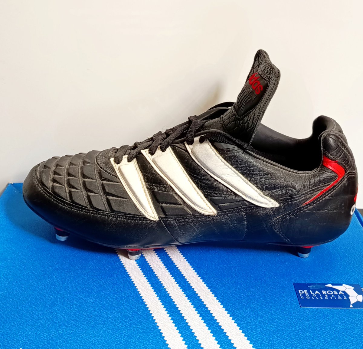 DlaRosaFC's tweet photo. En 1994 @adidas_ES crea el primer modelo Predator. En tres años sacará tres modelos. 
1994 Predator Cup.
1995 Predator Rapier.
1996 Predator Touch.
De mí colección.
#adidas
 #theadidasarchive #adidashq #adidasarchive #adidasdassler vintageadidas adidas75 https://t.co/0RhWy1wzLp