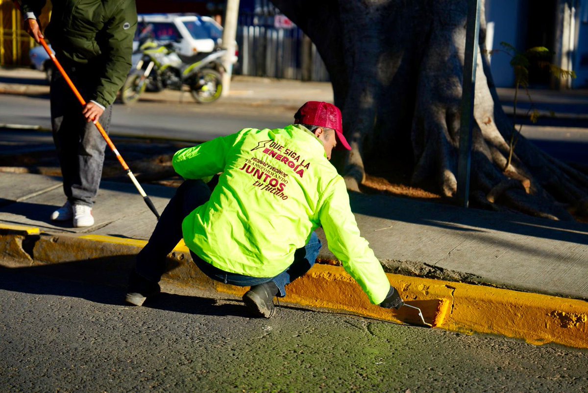 raychagoya's tweet photo. Tequio Vecinal | Módulo Azul 🙋🏻‍♀️🙋🏻‍♂️🙋🏻‍♀️

En la Avenida México 68, como parte del Tequio Vecinal, realizamos acciones que suman por una ciudad más limpia, ordenada y segura:

✅ Pintura de guarniciones
✅ Barrido y limpieza del camellón central
✅ Trabajo en equipo desde el territorio

¡El tequio transforma! 🧹🎨

#VecinasYVecinos
#TransformandoJuntosLaCapital
#OaxacaDeJuárez